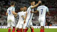 Para pemain Inggris merayakan gol Eric Dier (kiri) saat melawan Slovakia pada laga grup F kualifikasi Piala Dunia 2018 di Wembley stadium, London, (4/9/2017). Inggris menang 2-1. (AP/Frank Augstein)