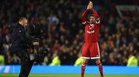 Gelandang Great Britain & Ireland XI, David Beckham, memberikan aplaus usai bertanding pada laga amal melawan World XI di Old Trafford, Inggris, Sabtu (14/11/2015) dini hari WIB. (AFP Photo/Paul Ellis)