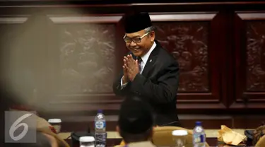 Ketua DPD RI terpilih Mohammad Saleh sebelum melakukan pelantikan saat rapat Paripurna DPD luar biasa di Nusantara V Gedung Parlemen, Senayan, Jakarta, Selasa (11/10). (Liputan6.com/Johan Tallo)