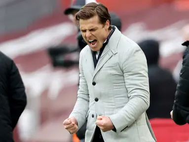 Pelatih Fulham, Scott Parker, melakukan selebrasi usai anak asuhnya berhasil menaklukkan Liverpool pada laga Liga Inggris di Stadion Anfield, Minggu (7/3/2021). Fulham menang dengan skor 0-1. (Clive Brunskill/Pool/AFP)