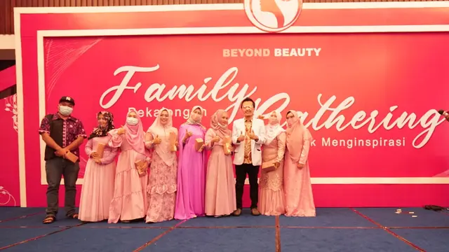 Gelar Family Gathering di Pekalongan, DrW Skincare Serahkan Wakaf pada Panti Asuhan dan Masjid