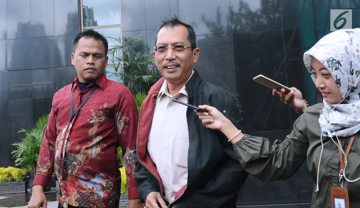 Wakil Wali Kota Banjarmasin, Hermansyah menjawab pertanyaan usai diperiksa di Gedung KPK, Jakarta, Jumat (15/12). Hermansyah diperiksa sebagai saksi terkait persetujuan perda penambahan modal PDAM Bandarmasih TA 2017. (Liputan6.com/Helmi Fithriansyah)