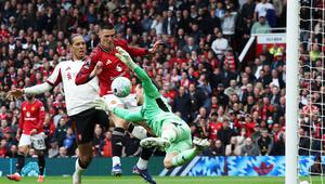 Keunggulan MU bertambah hanya semenit sebelum laga memasuki menit ke-15 lewat Benjamin Sesko. Ia memanfaatkan bola rebound hasil penyelamatan Freddie Woodman ketika menghalau bola kiriman Bruno Fernandes. (AP Photo/Dave Thompson)
