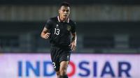 Rachmat Irianto. Bek tengah berusia 23 tahun milik Persib Bandung ini memang sama sekali tak dimainkan pelatih Shin Tae-yong saat Timnas Indonesia menang 2-1 atas Kamboja. Namun saat menghadapi Brunei Darussalam, STY perlu mempertimbangkannya untuk mengisi lini tengah di posisi gelandang bertahan mendampingi Marc Klok yang dapat lebih fokus untuk membantu serangan. (Bola.com/Bagaskara Lazuardi)