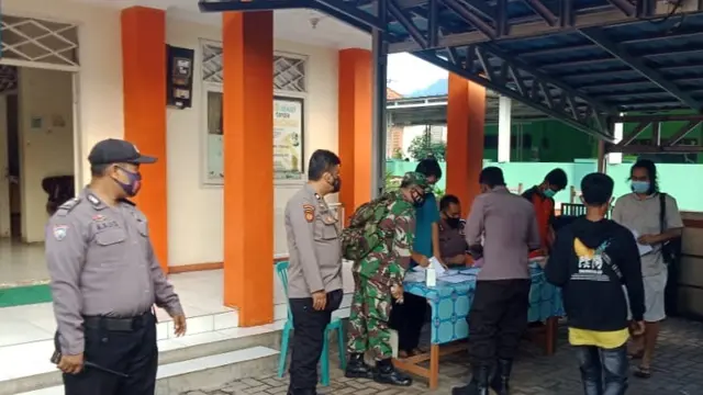 Nakes, Koramil Dan Polsek Kramatwatu Gotong Royong Vaksinasi Warga. (Sabtu, 26/06/2021). (Dokumentasi Polsek Kramatwatu).