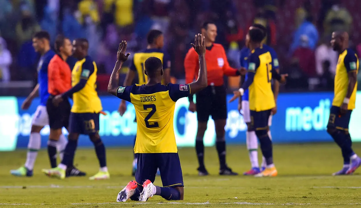 Pemain Ekuador Felix Torres berlutut untuk merayakan akhir pertandingan sepak bola Kualifikasi Piala Dunia 2022 melawan Brasil di Stadion Casa Blanca, Quito, Ekuador, 27 Januari 2022. Pertandingan berakhir imbang 1-1. (Rodrigo Buendia/Pool via AP)