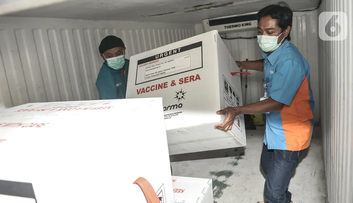Petugas memindahkan dus berisi vaksin Covid-19 produksi Sinovac ke ruang penyimpanan di Kantor Dinas Kesehatan DKI Jakarta, Kamis (7/1/2021). Dinkes DKI pada tahap I telah menerima sebanyak 78.400 vaksin Covid-19 dari Sinovac yang diprioritaskan untuk tenaga kesehatan. (merdeka.com/Iqbal Nugroho)