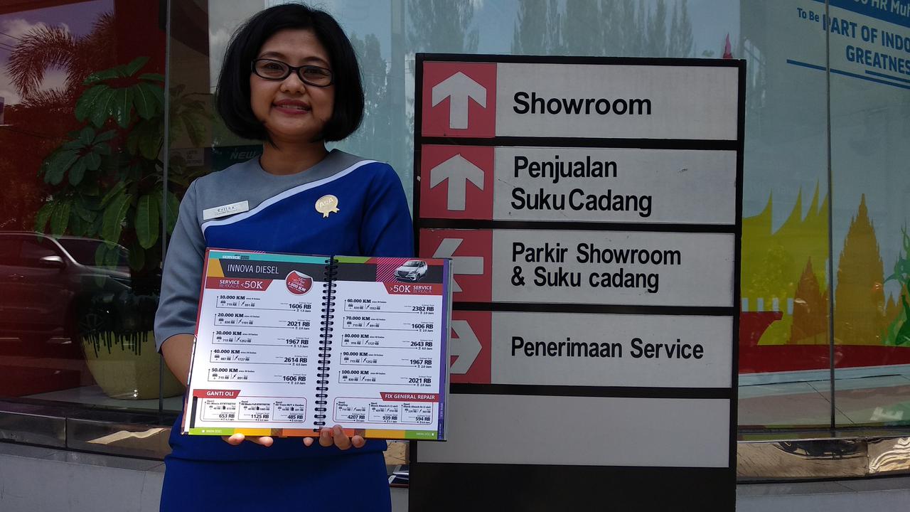 Buku menu servis di Auto2000 HR Muhammad Surabaya