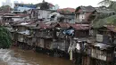 Deretan rumah semi permanen di bantaran Sungai Ciliwung, Manggarai, Jakarta (31/10). Kepala Bappenas Bambang Brodjonegoro mengatakan saat ini terdapat 13,5 juta penduduk Indonesia yang hidup miskin di lingkungan kumuh. (Liputan6.com/Immanuel Antonius)