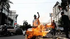 Massa dari Himpunan Mahasiswa Indonesia (HMI) kembali berunjuk rasa di Jalan Cikini Raya, Jakarta, Selasa (18/11/2014). (Liputan6.com/Faizal Fanani)