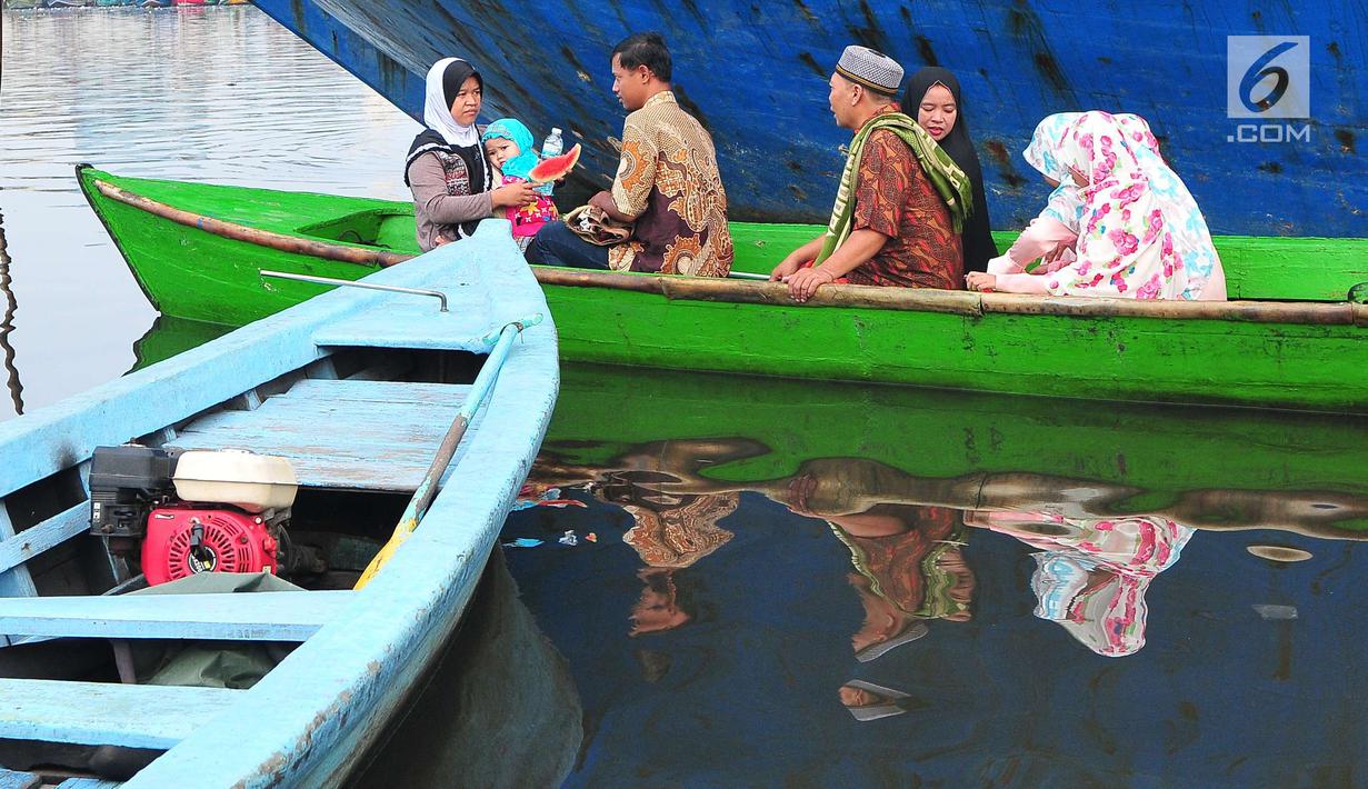 Umat muslim naik perahu menuju dermaga untuk menjalankan Salat Idul Adha 1438 H di kawasan Pelabuhan Sunda Kelapa, Jakarta, Jumat (1/9). Setelah menjalankan salat, umat muslim melakukan penyembelihan hewan kurban. (Liputan6.com/Helmi Afandi)