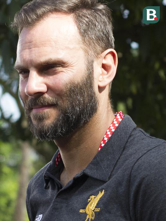 Legenda Liverpool, Patrik Berger saat mengunjungi Pusat Perkampungan Budaya Betawi di Setu Babakan, Jakarta, Jumat (9/3/2018). Kegiatan ini dalam rangkaian LFC World Tour Jakarta. (Bola.com/Asprilla Dwi Adha)
