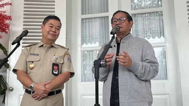 Gubernur Jakarta terpilih Pramono Anung  bertemu Penjabat (Pj) Gubernur Jakarta Teguh Setyabudi di Balai Kota Jakarta, Selasa (4/2/2025).