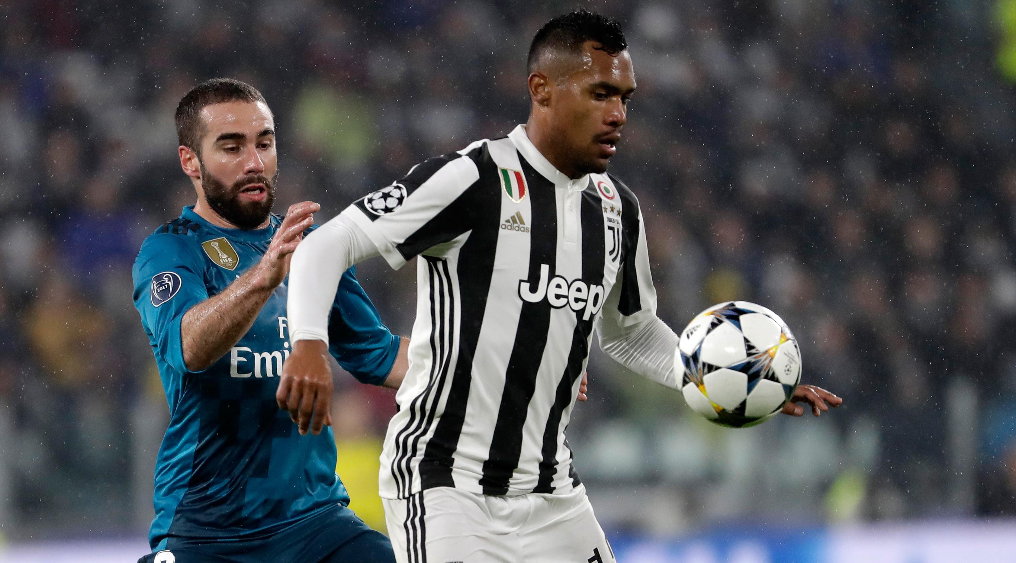 Pemain Juventus Alex Sandro mengontrol bola berusaha melewati pemain Real Madrid Dani Carvajal saat pertandingan Liga Champions di stadion Allianz, Turin (3/4). (AP/Luca Bruno)