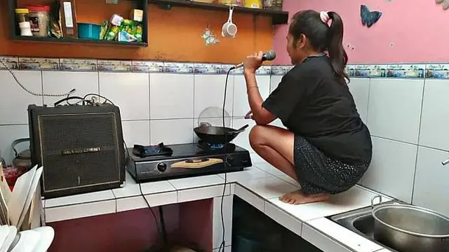6 Aksi Atraktif Orang saat di Dapur Ini Bikin Tepuk Jidat