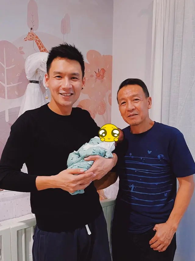 Rayakan 1 Bulanan Anak, Ini 8 Potret Fendy Chow jadi Ayah Siaga