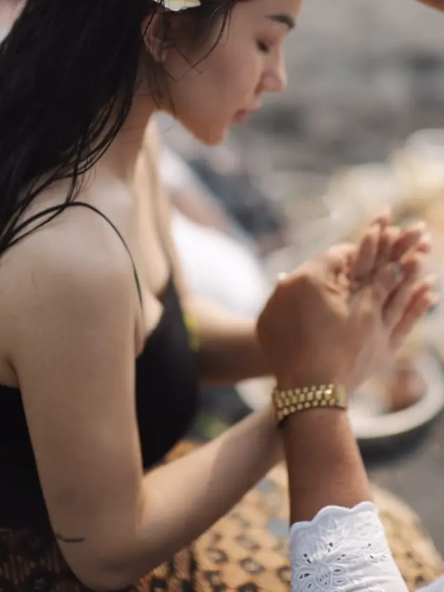 Ariel Tatum Tutup Bulan Ulang Tahun dengan Melukat di Bali. [@arieltatum]