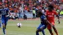 Pemain tengah Persib Bandung, Hariono, menghalangi pergerakan Victor Pae (Persija Jakarta) saat berlaga di Stadion GBK, (10/8/2014). (Liputan6.com/Helmi Fithriansyah)