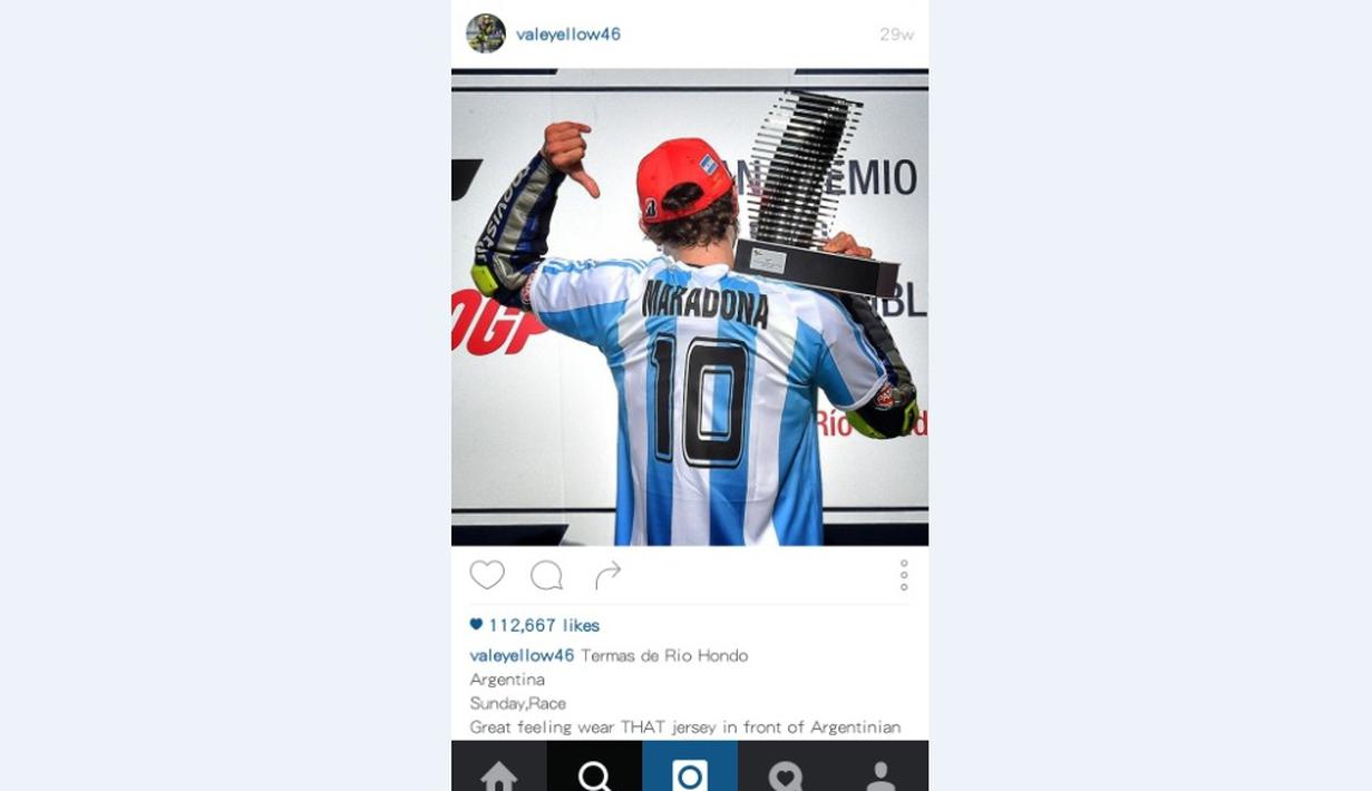 Valentino Rossi mengenakan Jersey Nasional Argentina bernomor 10 milik Maradona (foto/instagram/valeyellow46)