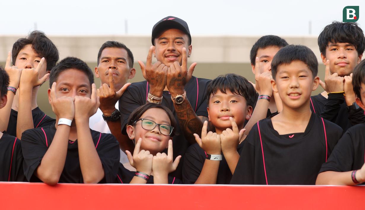 <p>Mantan penyerang Manchester United, Jesse Lingard foto bersama setelah memberikan coaching clinic kepada pesepak bola cilik di Stadion Madya Senayan, Jakarta Pusat, Sabtu (10/6/2023). Kegiatan tersebut diikuti oleh hampir 100 anak dari Jakarta Intercultural School dan ada juga dari sekolah sepak bola lainnya. (Bola.com/M Iqbal Ichsan)</p>