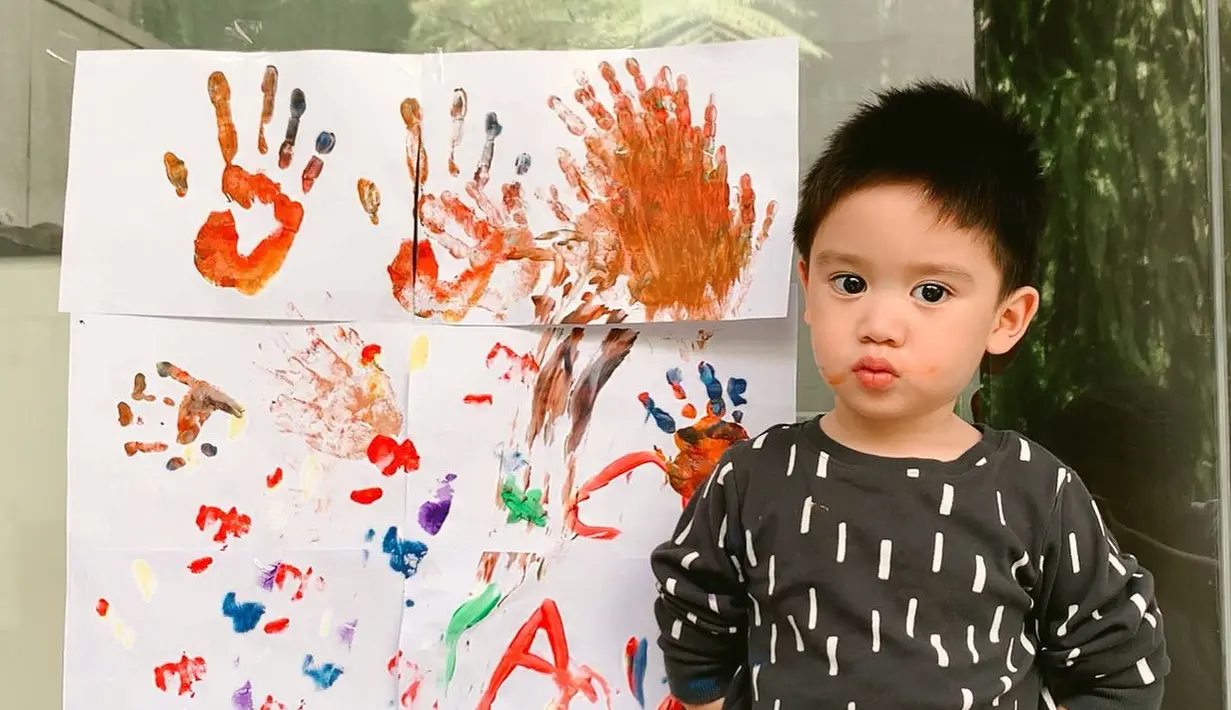 <p>Tak heran jika kini Athar jadi anak yang populer. Bahkan di usianya yang masih 2 tahun, ia sudah punya banyak penggemar. [Foto: instagram.com/keeneatharrazka]</p>