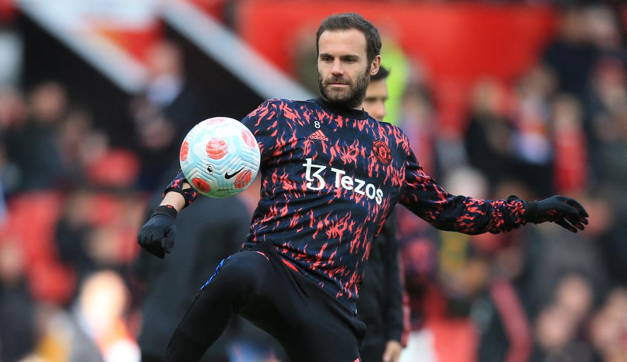 Juan Mata. Gelandang berusia 33 tahun yang telah 9 musim membela Manchester United ini sebenarnya belum habis performanya untuk tetap membela MU saat kontraknya usai akhir musim ini. Jarang mendapat kesempatan bermain jadi alasan utama ia tak mau memperbarui lagi kontraknya. (AFP/Lindsey Parnaby)