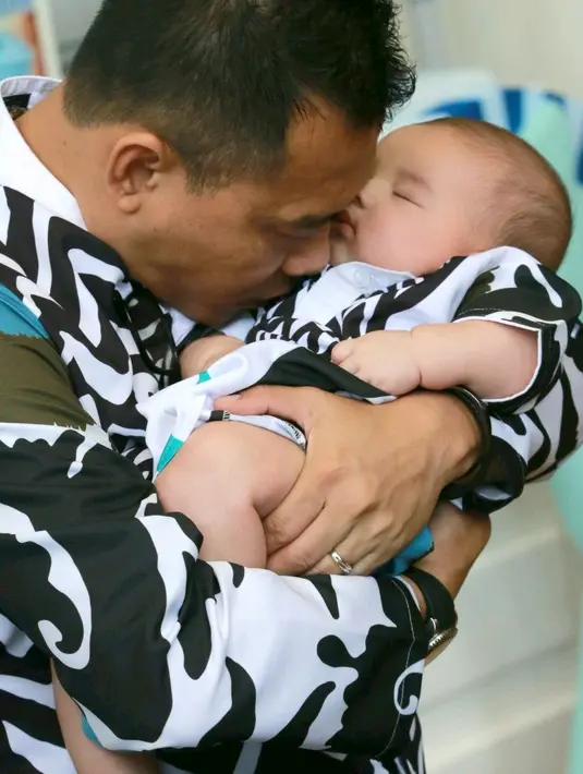 "Harusnya pas lahiran Arsya, aku di iket (KB) dan enggak mau aku dibelek lagi. Daripada bobol, aku kasian, anak masih kecil mas Anang udah tua," jelas Ashanty. (Galih W.Satria/Bintang.com)