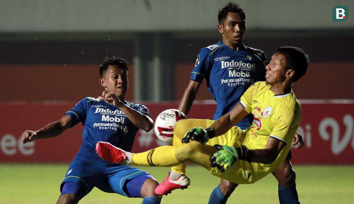 Pemain Persib Bandung, Frets Butuan (tengah) dan Febri Hariyadi berebut bola dengan kiper PS Sleman, Ega Rizky Pramana dalam laga leg pertama semifinal Piala Menpora 2021 di Stadion Maguwoharjo, Sleman, Jumat (16/4/2021). Persib menang 2-1 atas PS Sleman. (Bola.com/Ikhwan Yanuar)