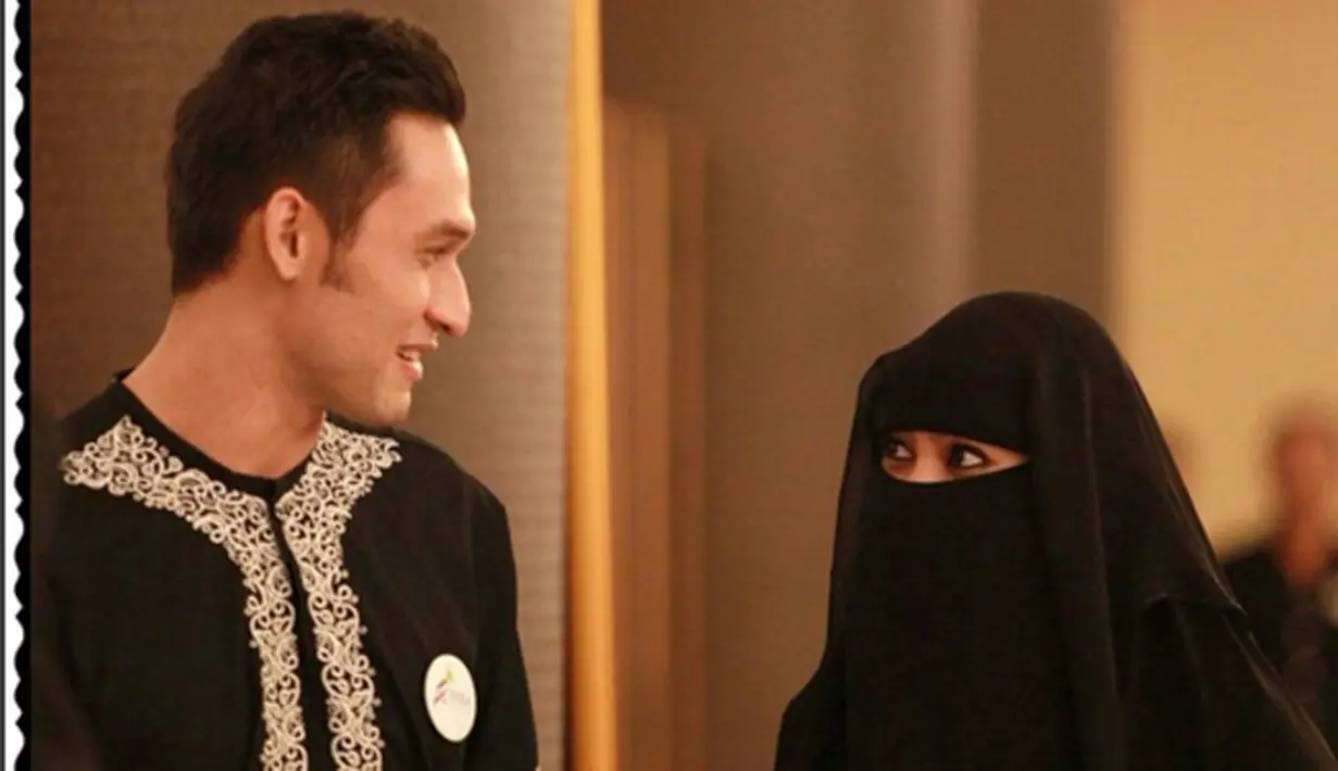 Dua insan yang sedang hangat diperbincangkan ini saling memberikan tatapan penuh kasih sayang. Banyak yang mendukung atas langgengnya hubungan Indra Bruggman dan Soraya Abdullah. (via instagram/@umm_shaheed_jannah)