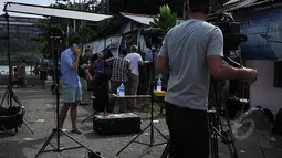 Sejumlah wartawan asing ikut meliput terpidana mati duo Bali Nine cs di Dermaga Wijapura, Cilacap, Jawa Tengah, Minggu (8/3/2015). (Liputan6.com/Johan Tallo)