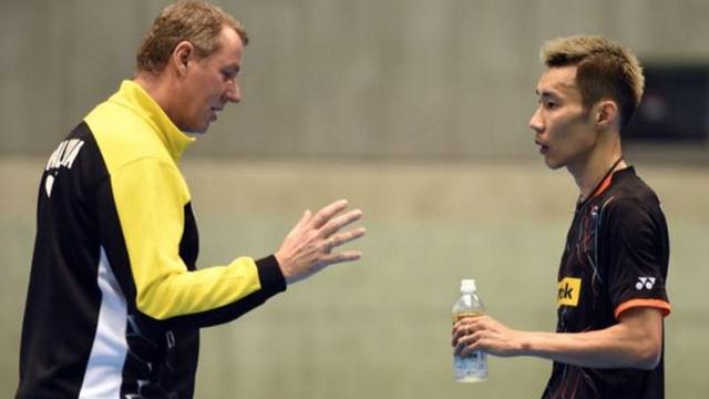 Lee Chong Wei (kanan) dan Morten Frost.
