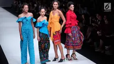 Aktris Nadine Chandrawinata (kiri) dan Luna Maya (kanan) bersama model membawakan busana karya Paulina Katarina dalam ajang Jakarta Fashion Week 2018 di Senayan City, Kamis (26/10). (Liputan6.com/Faizal Fanani)