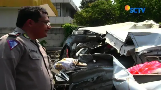 Minibus yang melaju kencang dari arah Jakarta menabrak truk bermuatan semen di Tol Palimanan.