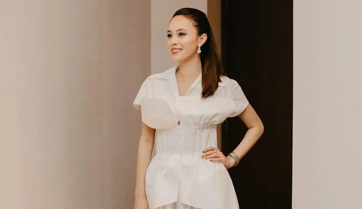 Wanita berdarah Swiss dan Jawa ini juga beberapa kali terlihat menggunakan busana berwarna putih saat menghadiri acara formal. Meski begitu, penampilannya tetap terlihat simple namun memesona. (Liputan6.com/IG/@anggikabolsterli)