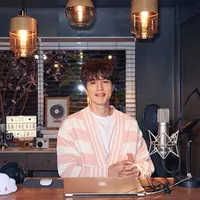 Wajah tampan Lee Dong Wook sangat menyejukan hati wanita yang melihatnya. Terlebih dengan tatanan rambutnya yang memilih gaya poni depan. Tampilan casual sporty juga tampak saat ia mengenakan sneakersnya. (Instagram/leedongwook_official)