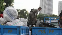 Sejumlah lapak dan barang dagangan milik PKL liar di kawasan Monas kembali disita petugas, Jakarta, Kamis (4/12/2014). (Liputan6.com/Faizal Fanani)