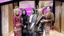 Hadir pula Tya Ariestya yang tampil mengenakan busana adat Palembang berwarna merah marun lengkap dengan suntingnya. [Instagram/fairus_iloet]