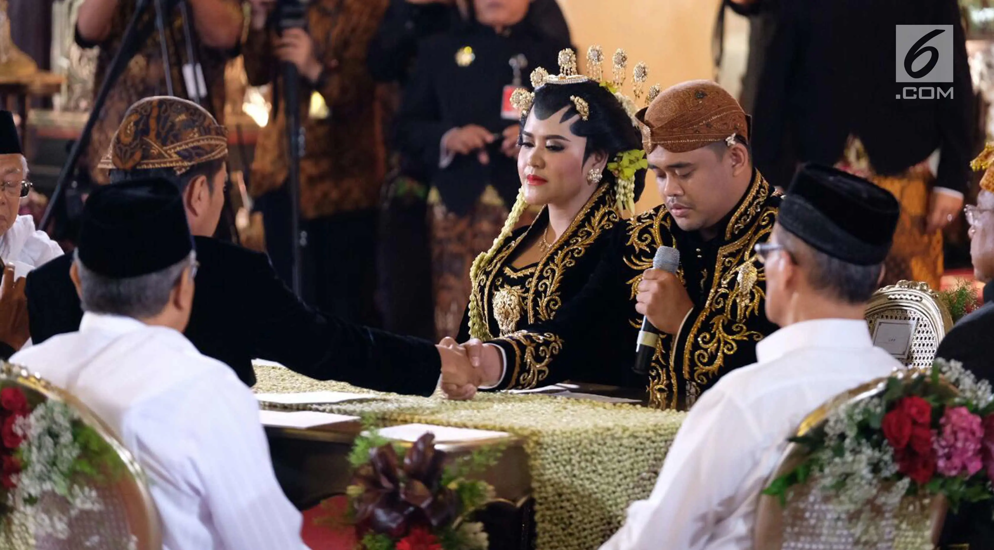 Presiden Joko Widodo saat menikahkan putrinya, Kahiyang Ayu dengan Bobby Nasution dalam prosesi ijab kabul di Gedung Graha Saba, Solo, Jawa Tengah, Rabu (8/11). (Liputan6.com/Pool/Jimboengphoto)