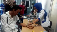 PMI Kota Bengkulu memberikan hadian mobil sedan gratis bagi warga yang mendonorkan darah selama satu tahun kedepan (Liputan6.com/Yuliardi Hardjo)