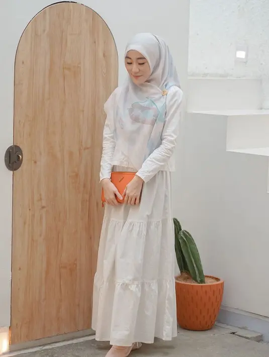 Mengacu pada trend berbusana era sekarang, banyak yang menyebut Larissa Chou sering mengusung konsep cewek bumi. (Instagram @larissachou)