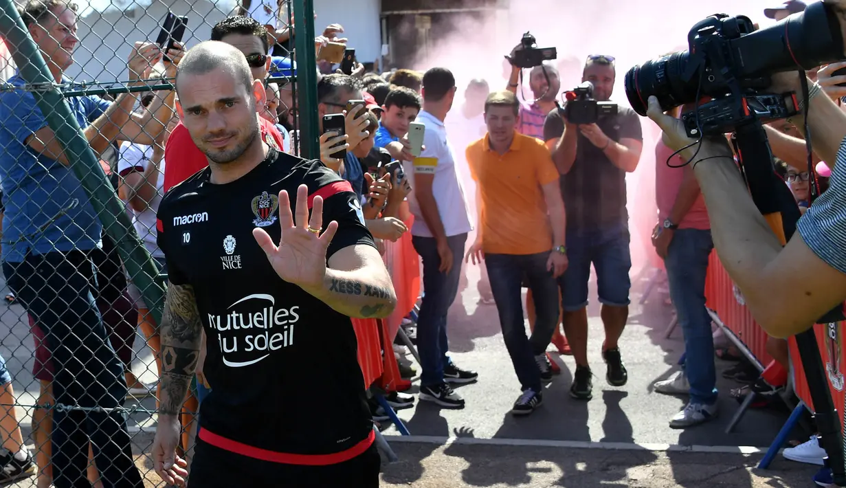 Wesley Sneijder mencoba menyelamatkan kariernya dengan mencoba petualangan baru bersama klub Nice. (AFP/Yann Coatsaliou)