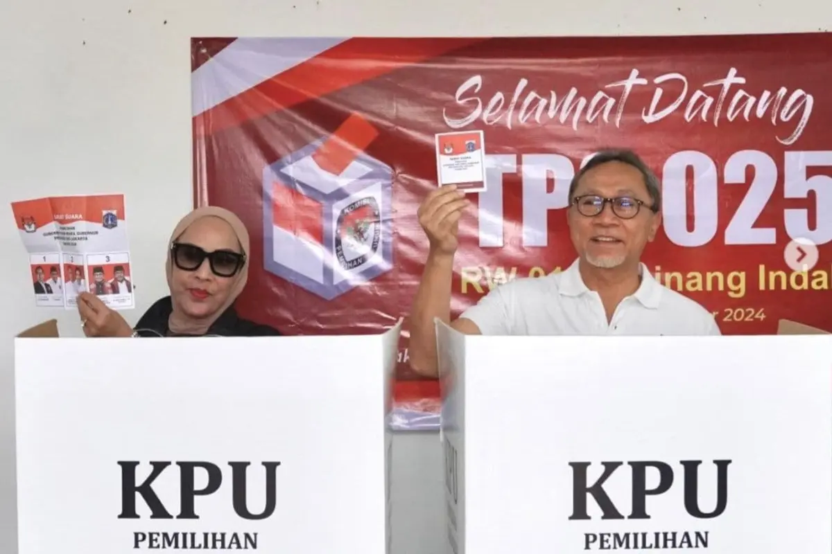 Menteri Koordinator bidang Pangan, Zulkifli Hasan, menggunakan hak pilihnya dalam Pilkada Jakarta di TPS 25 Cipinang Muara, Rabu (27/11/2024).