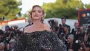 Florence Pugh berpose untuk fotografer setibanya di pemutaran perdana film 'Don't Worry Darling' selama Venice Film Festival 2022 ke-79 di Venesia, Italia (5/9/2022). Dia membuat kejutan di Fashion Finder HQ dengan melangkah keluar dalam gaun Valentino ini yang ditata oleh Rebecca Corbin-Murray dengan perhiasan Tiffany and Co. (Photo by Vianney Le Caer/Invision/AP)