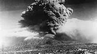 Potret salah satu letusan Gunung Vesuvius, Italia. (John Seach)