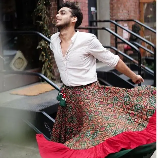 Aksi Unik Pria Pakai Rok dan Menari di Jalanan New York