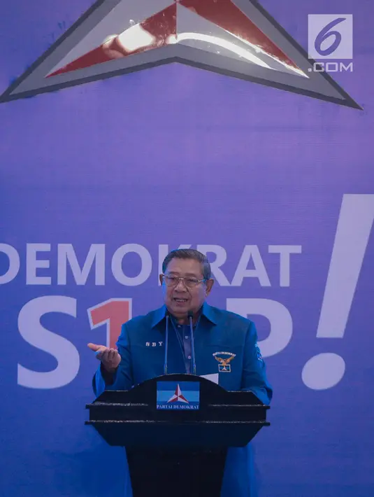 Ketua Umum Partai Demokrat Susilo Bambang Yudhoyono (SBY) saat membuka Pembekalan Caleg Partai Demokrat di Jakarta, Sabtu (10/11). SBY mengajak seluruh komponen bangsa dan para elite politik untuk mencegah politik identitas. (Liputan6.com/Faizal Fanani)