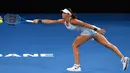 Petenis putri asal Kroasia Ajla Tomljanovic berusaha mengejar bola saat melawan petenis asal Inggris, Johanna Konta dalam turnamen tenis Brisbane International di Brisbane (2/1). (AFP Photo/Saeed Khan)