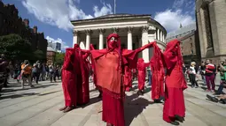 Para pengunjuk rasa mengikuti demonstrasi bertajuk Extinction Rebellion di pusat kota Manchester, Inggris (1/9/2020). Mereka menyerukan kepada anggota parlemen untuk mendukung RUU darurat iklim yang menurut mereka akan mempercepat kemajuan Inggris dalam mengurangi emisi karbonnya. (Xinhua)