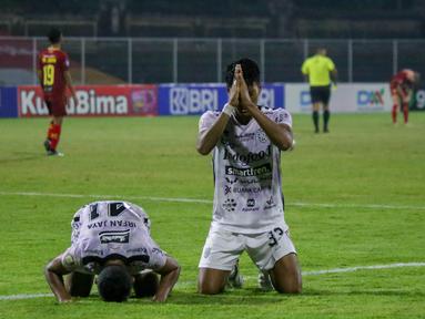 Ilija Spasojevic membuka keunggulan Bali United lewat eksekusi penalti di menit 8. Stefano Lilipaly lalu menggandakannya dengan gol yang dia cetak pada menit 12. Irfan Jaya lantas menegaskan kemenangan Bali United di menit 81. (Bola.com/Maheswara Putra)