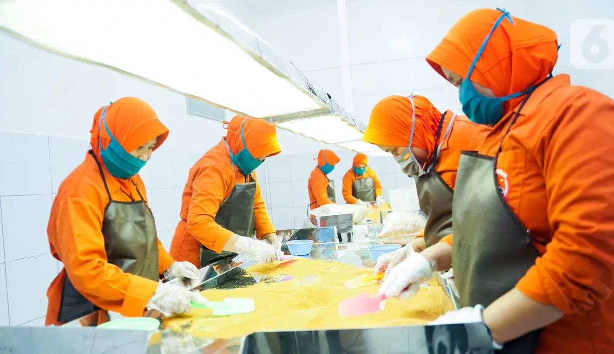 Sejumlah pekerja mengaduk gula palma di Koperasi Serba Usaha Nira Satria, Banyumas, Rabu (15/12/2021). Koperasi yang menaungi Industri Kecil Menengah produsen gula palma telah menerapkan sistem informasi terpadu berkat pendampingan Ditjen IKMA Kemenperin pada 2020. (Liputan6.com/HO/Kemenperin)